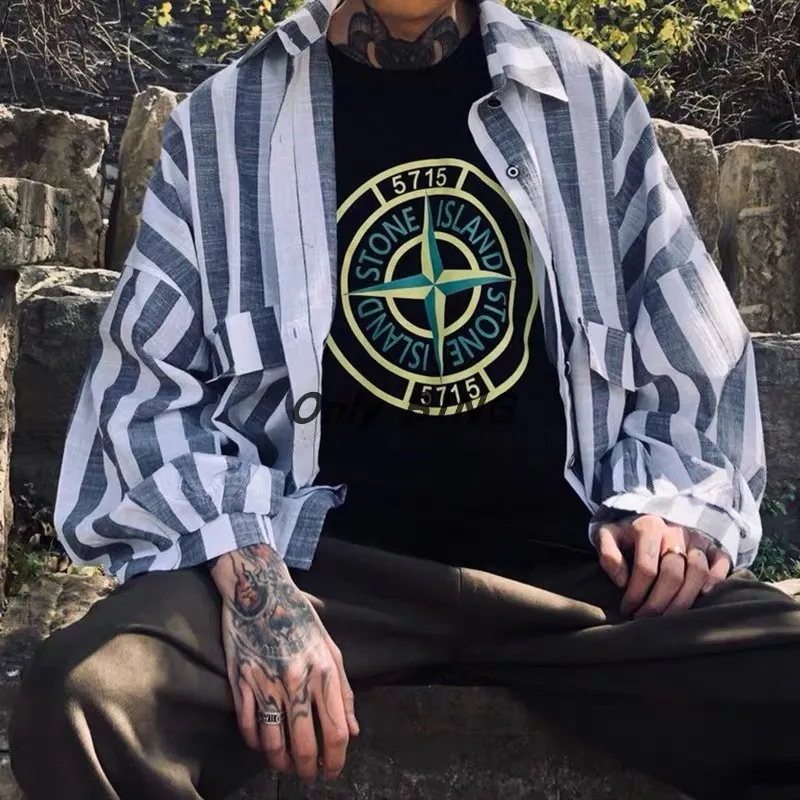 W631#P110💰 [Stone lsland/Stone Island summer new compass 5715 printed pattern short-sleeved T-shirt] ⚠️[Original creation with high control of details] - Made of 260 grams of combed cotton 32 count double yarn, soft and comfortable to the touch, sweat-absorbent and breathable. - Simple basic and versatile style, original quality, the first choice for couples. - Made in a large factory, four needles and five threads on the shoulder, neatly arranged, high quality workmanship. - Same style for men and women. Very versatile, one piece for everyone, details are clearly visible. Color: Black White Size: M L